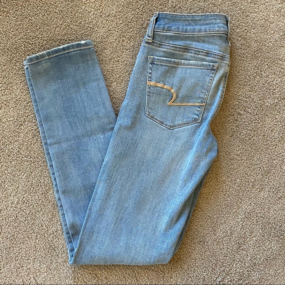 AMERICAN EAGLE • Women’s Light Wash Super Stretch Skinny Jeans Size - 2